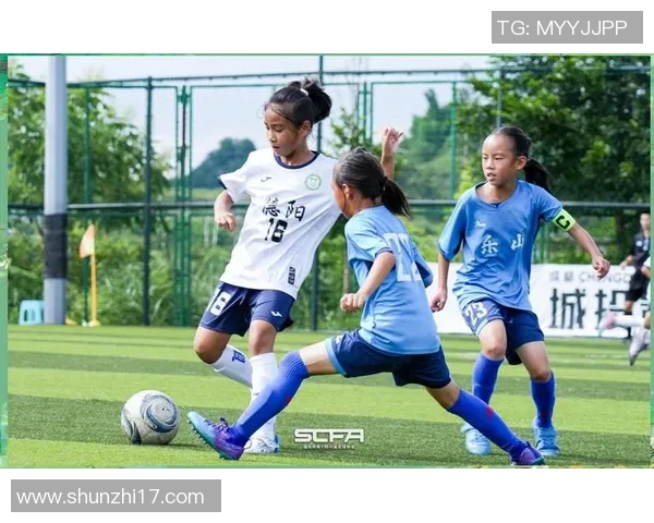 足球明星的女儿在绿茵场上的成长与梦想追逐之旅